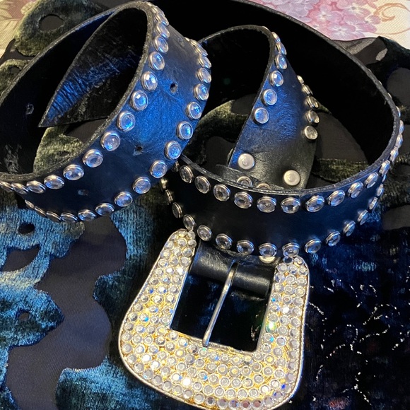 BLACK LEATHER STUDDED BELT BIG RHINESTONE BUCKLE ALL INTACT - Picture 7 of 8